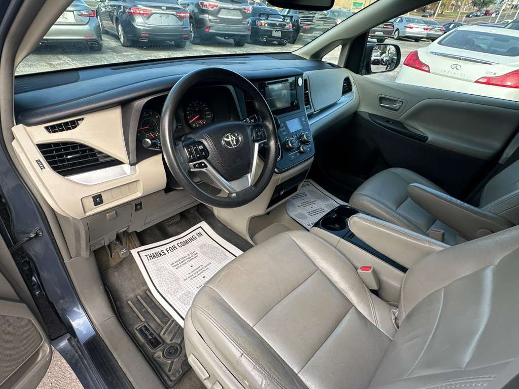 2015 Toyota Sienna Image 11