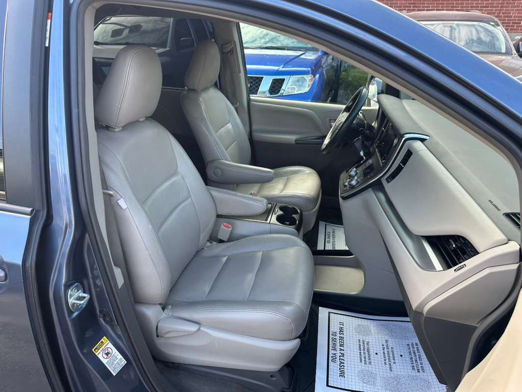 2015 Toyota Sienna Image 12