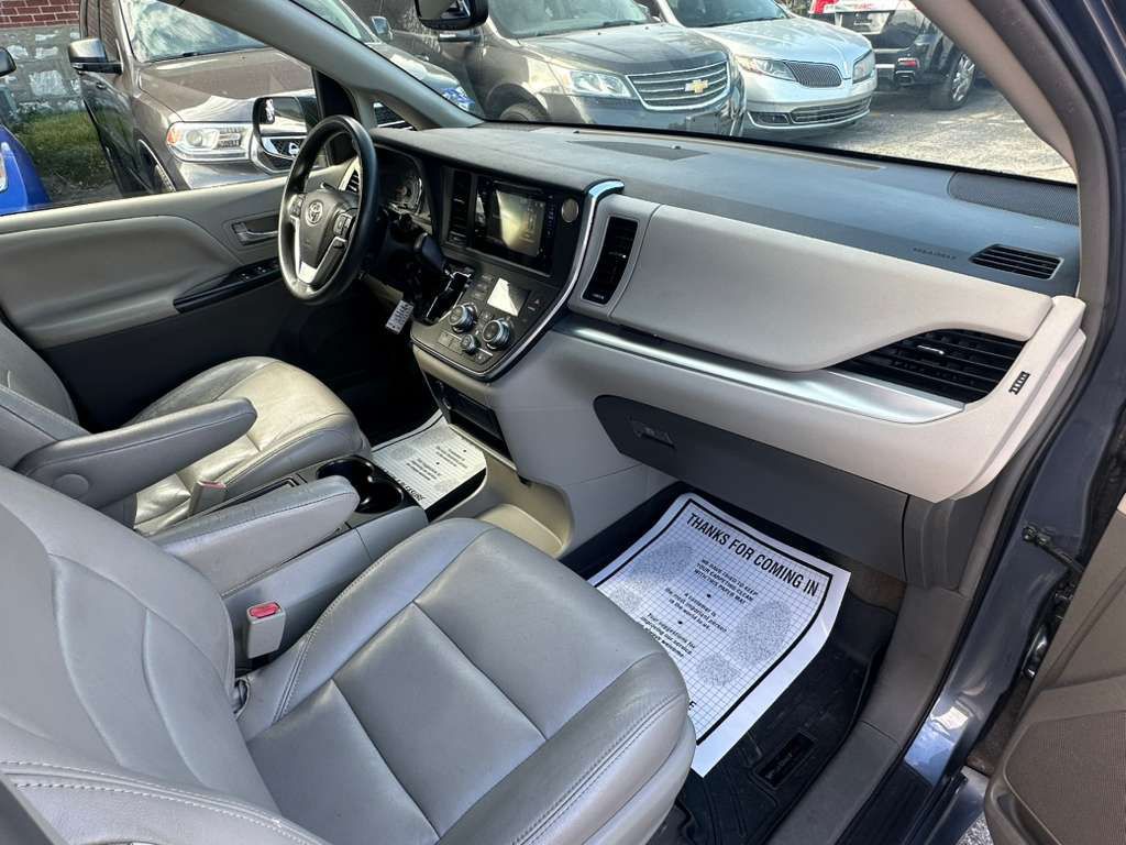 2015 Toyota Sienna Image 13