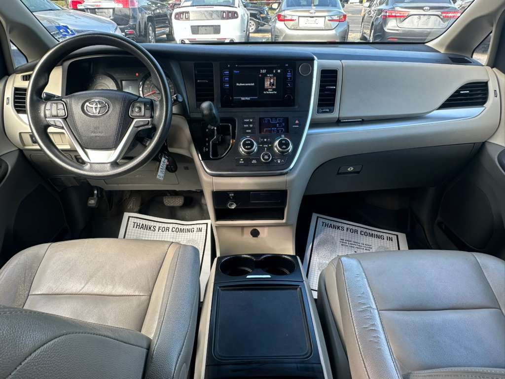 2015 Toyota Sienna Image 14