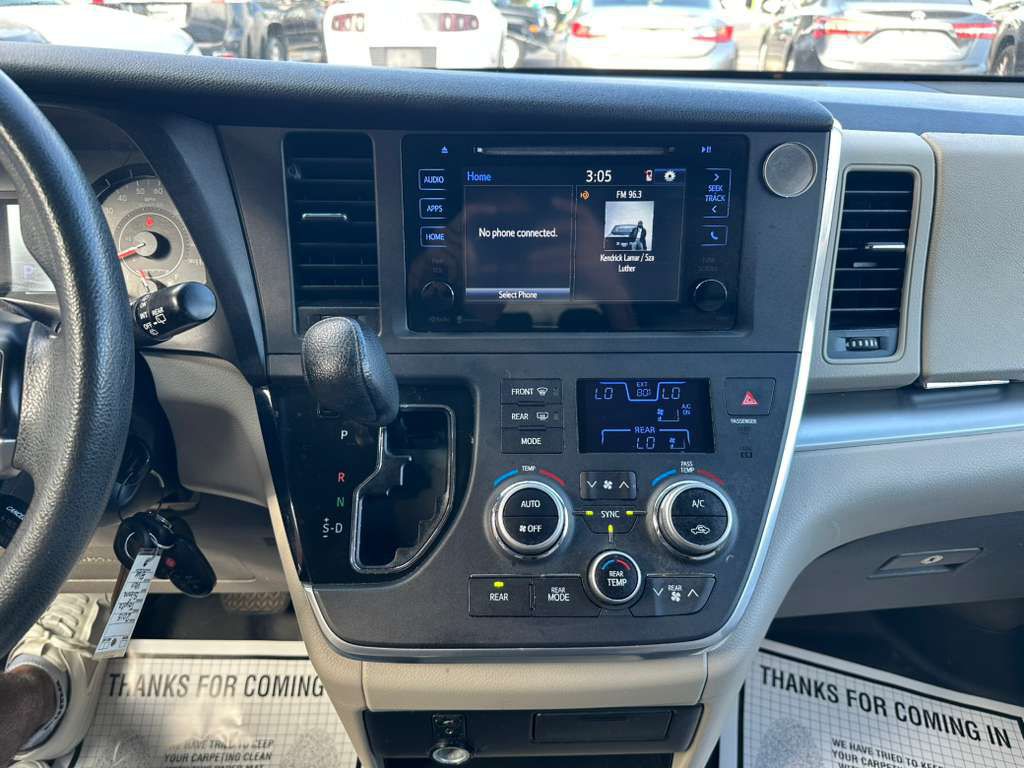 2015 Toyota Sienna Image 16