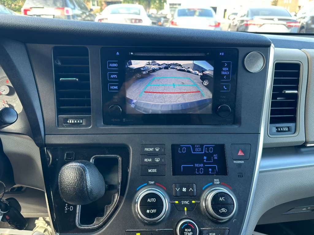 2015 Toyota Sienna Image 17