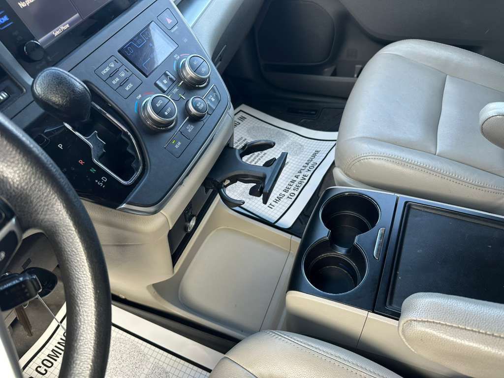 2015 Toyota Sienna Image 18