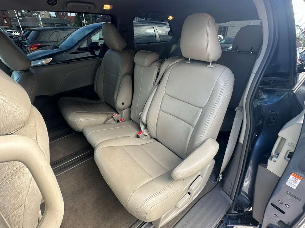 2015 Toyota Sienna Image 20