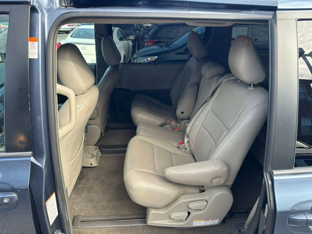 2015 Toyota Sienna Image 21