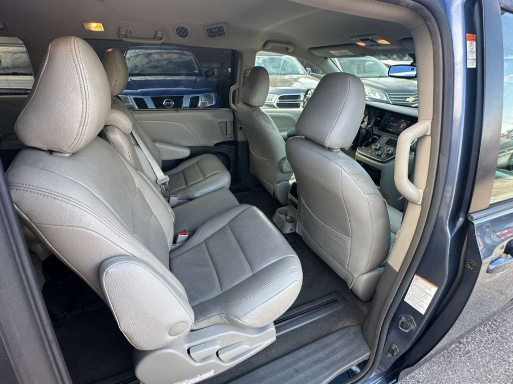 2015 Toyota Sienna Image 22