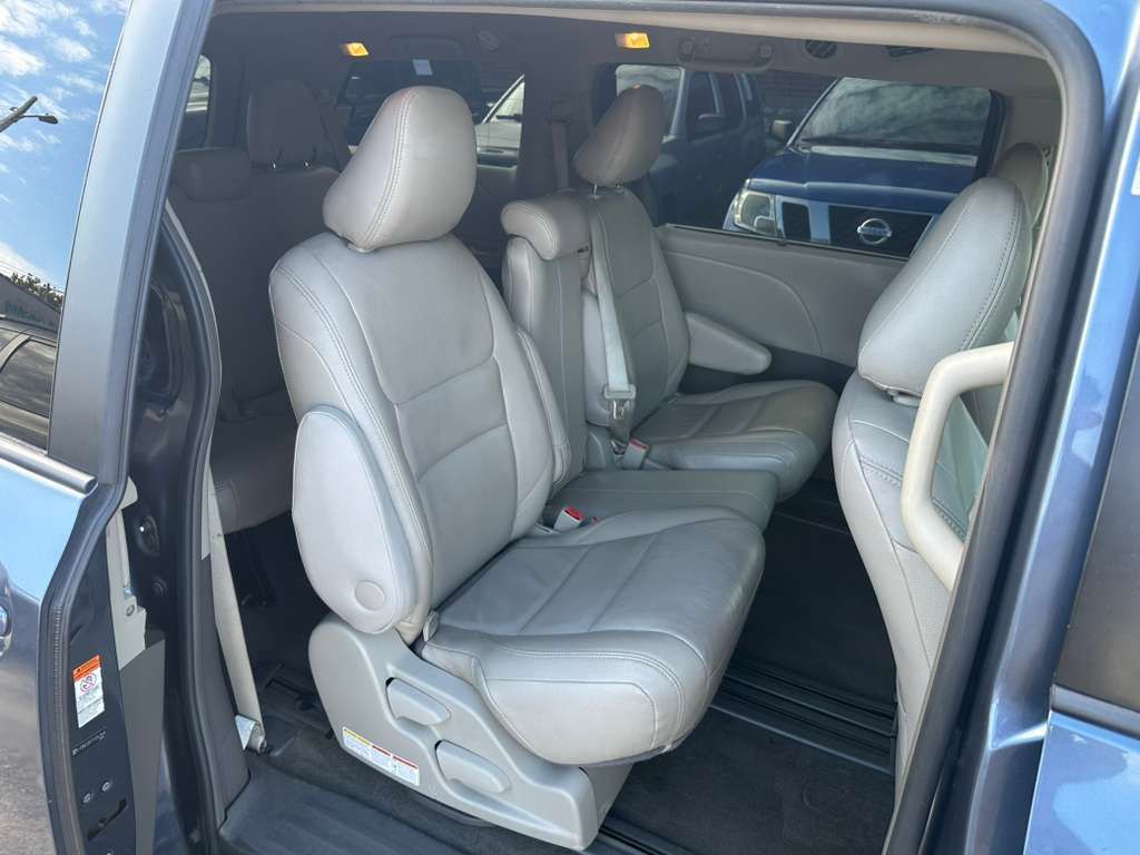 2015 Toyota Sienna Image 23