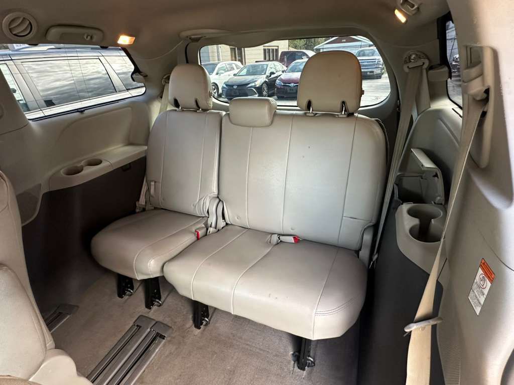 2015 Toyota Sienna Image 24