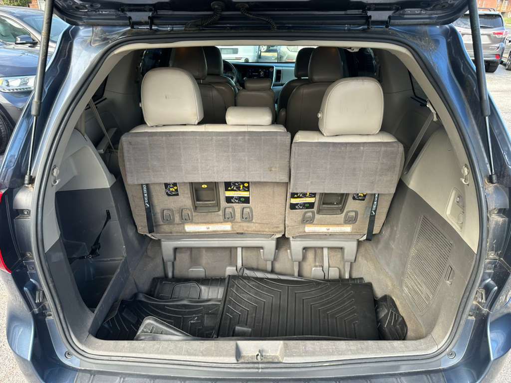 2015 Toyota Sienna Image 25