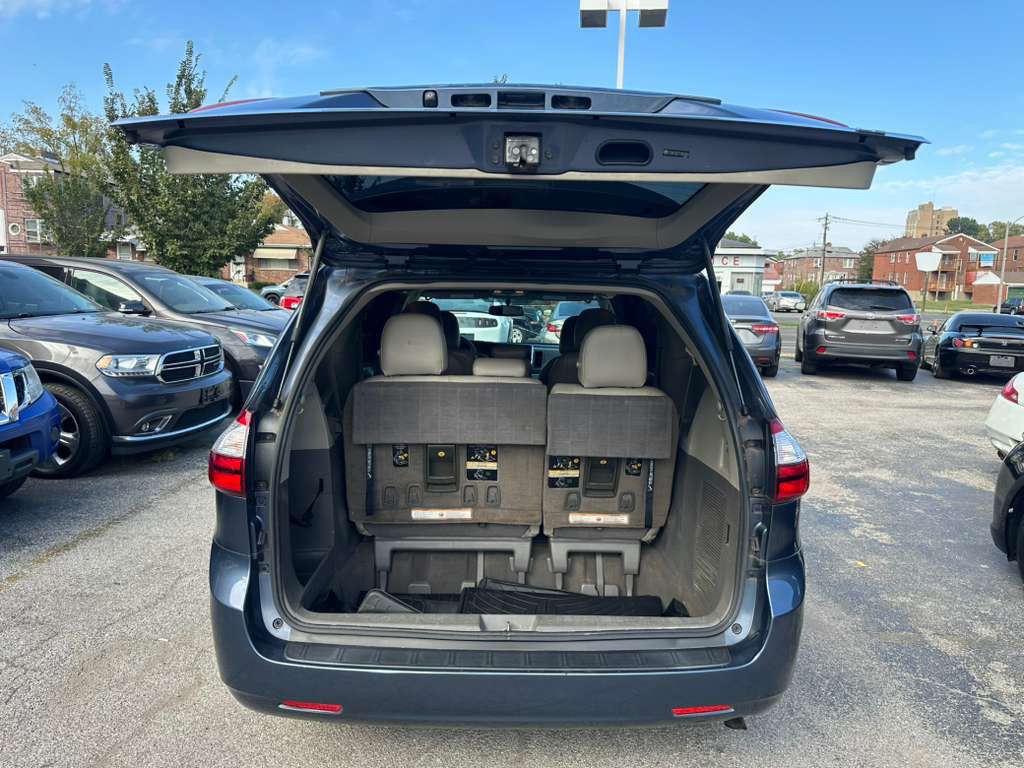 2015 Toyota Sienna Image 26