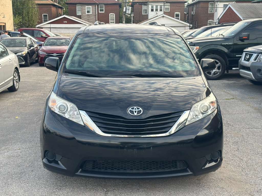 2015 Toyota Sienna Image 2