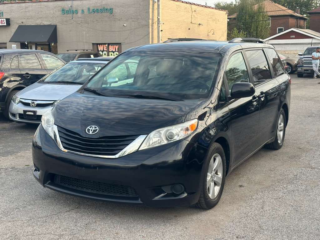 2015 Toyota Sienna Image 3
