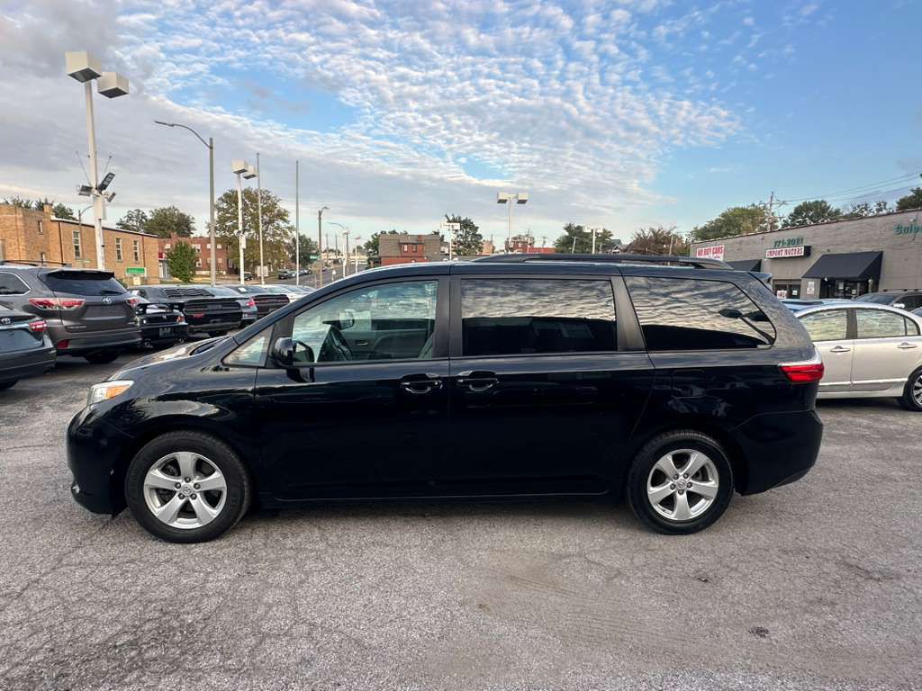 2015 Toyota Sienna Image 5