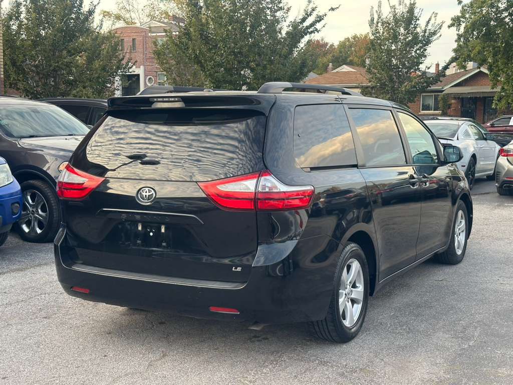 2015 Toyota Sienna Image 8