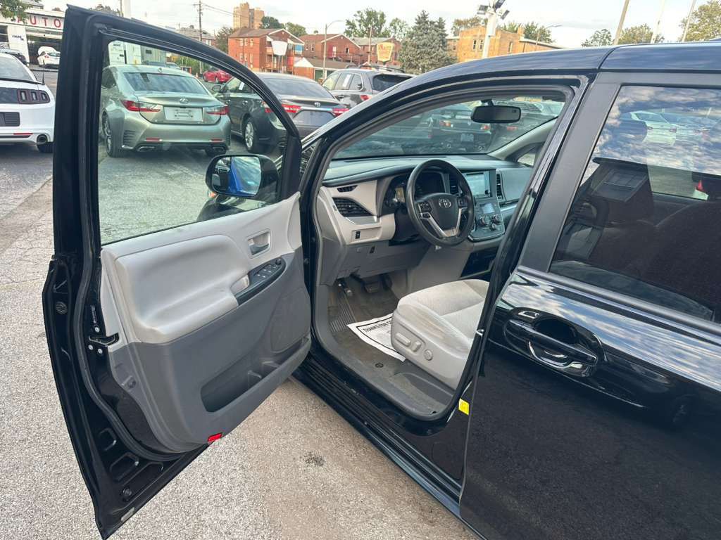 2015 Toyota Sienna Image 9