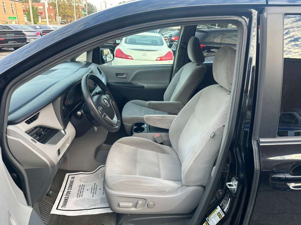 2015 Toyota Sienna Image 10