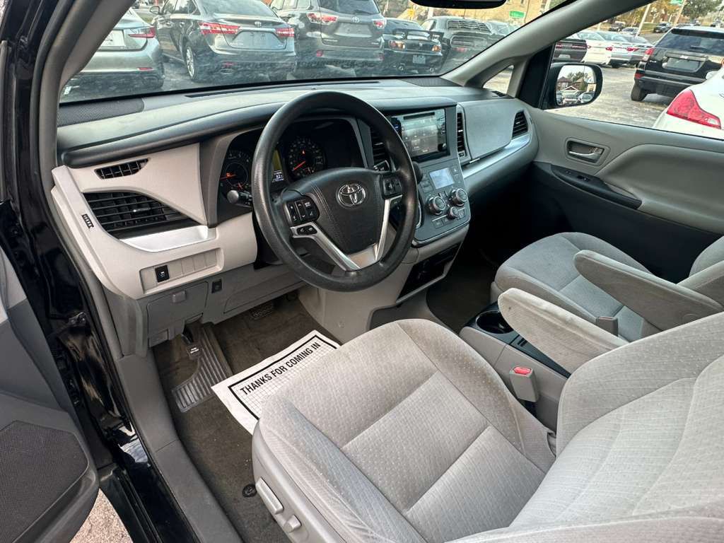 2015 Toyota Sienna Image 11