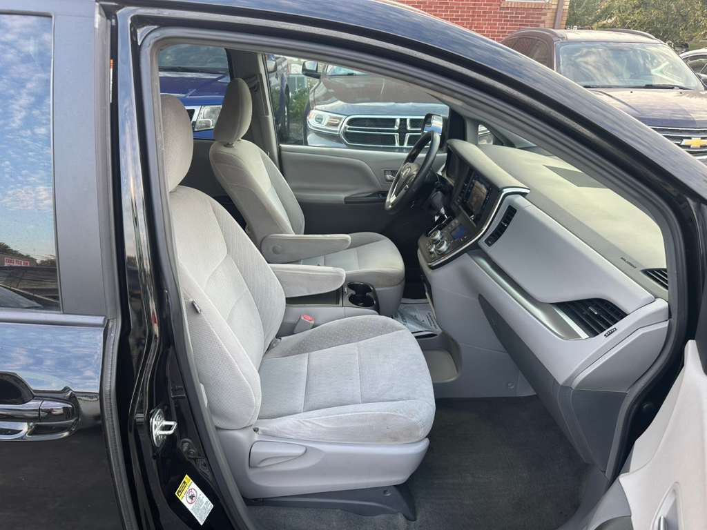 2015 Toyota Sienna Image 12