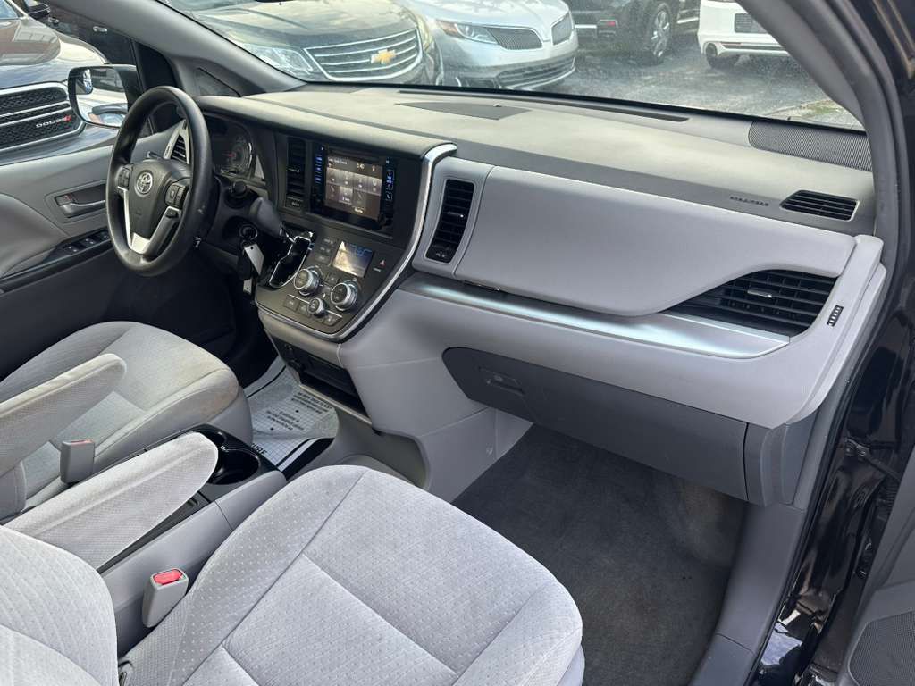 2015 Toyota Sienna Image 13