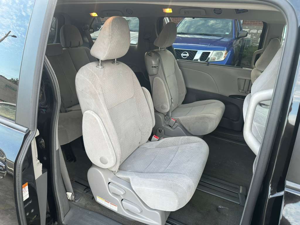 2015 Toyota Sienna Image 14