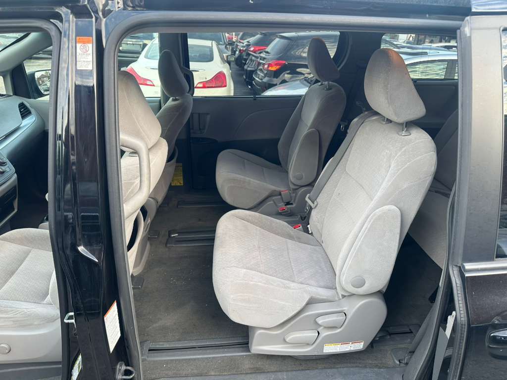 2015 Toyota Sienna Image 15