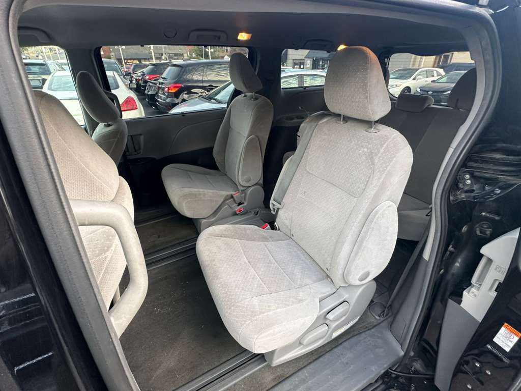 2015 Toyota Sienna Image 16