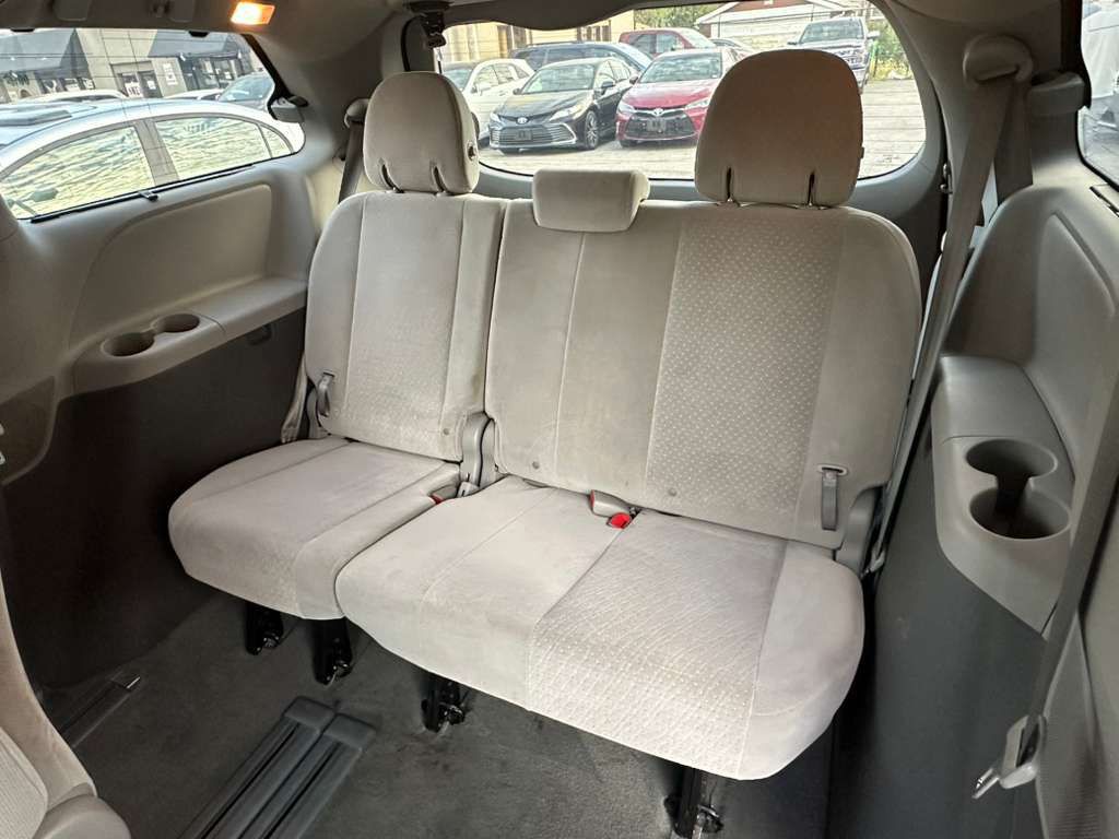 2015 Toyota Sienna Image 17