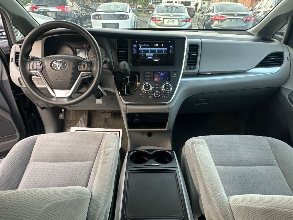 2015 Toyota Sienna Image 18