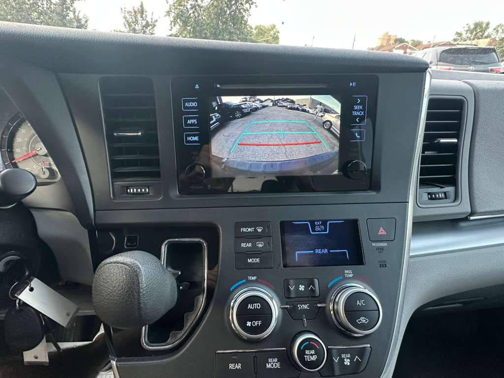 2015 Toyota Sienna Image 21