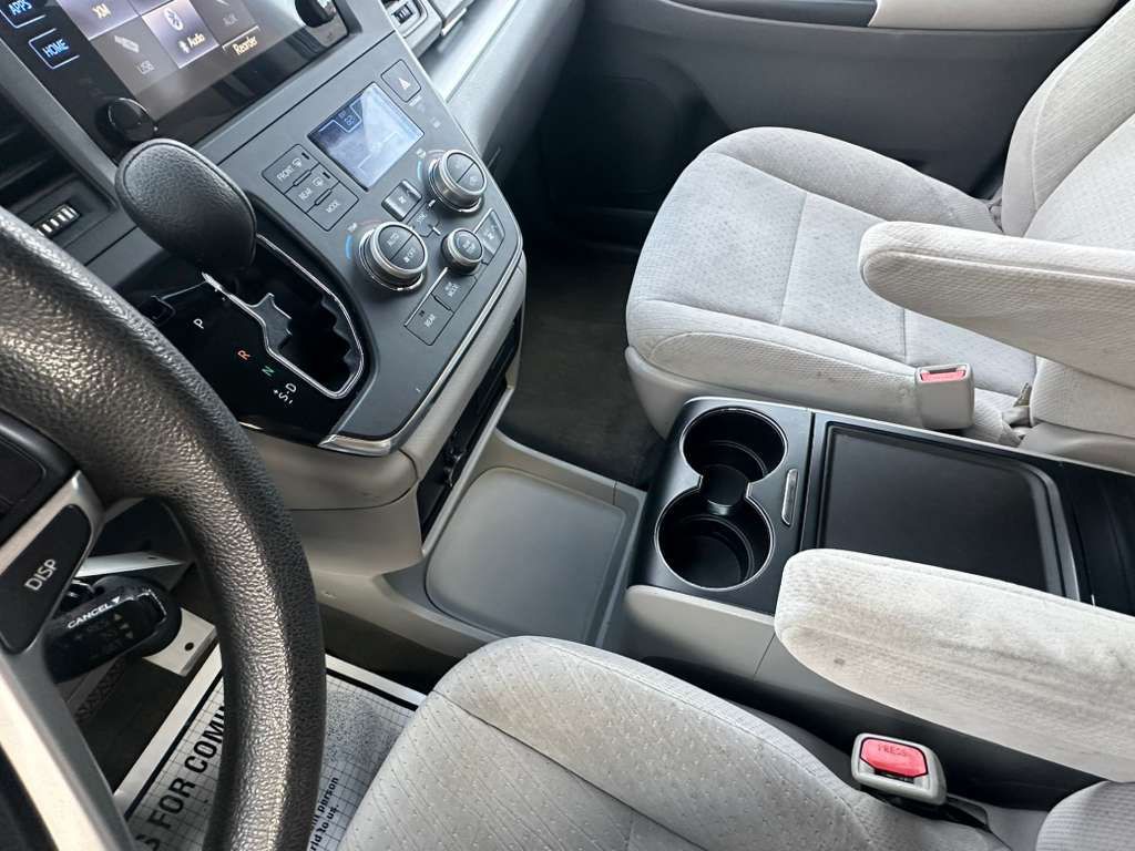 2015 Toyota Sienna Image 22