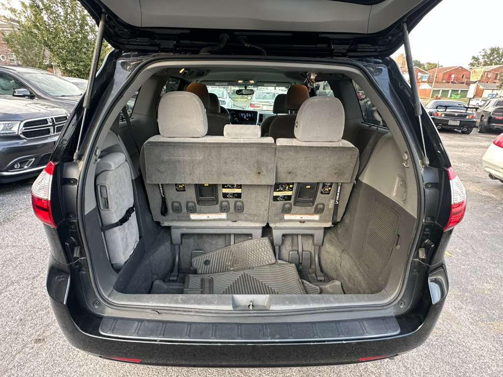 2015 Toyota Sienna Image 23