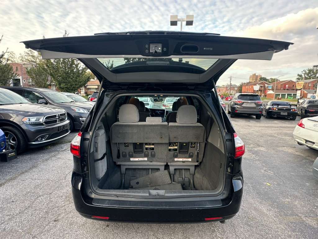 2015 Toyota Sienna Image 24