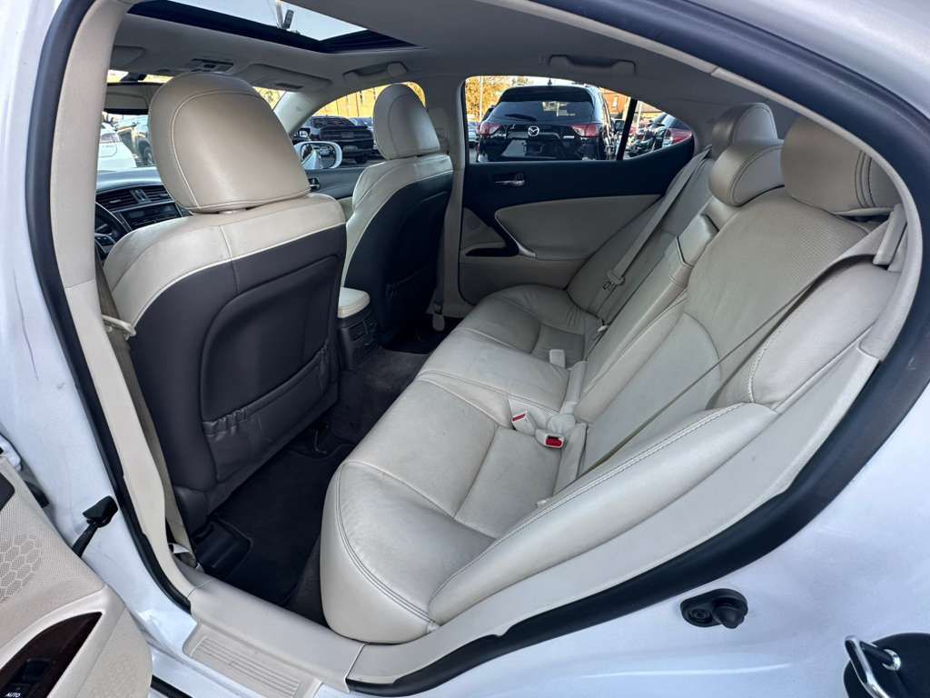 2013 Lexus IS Image 21