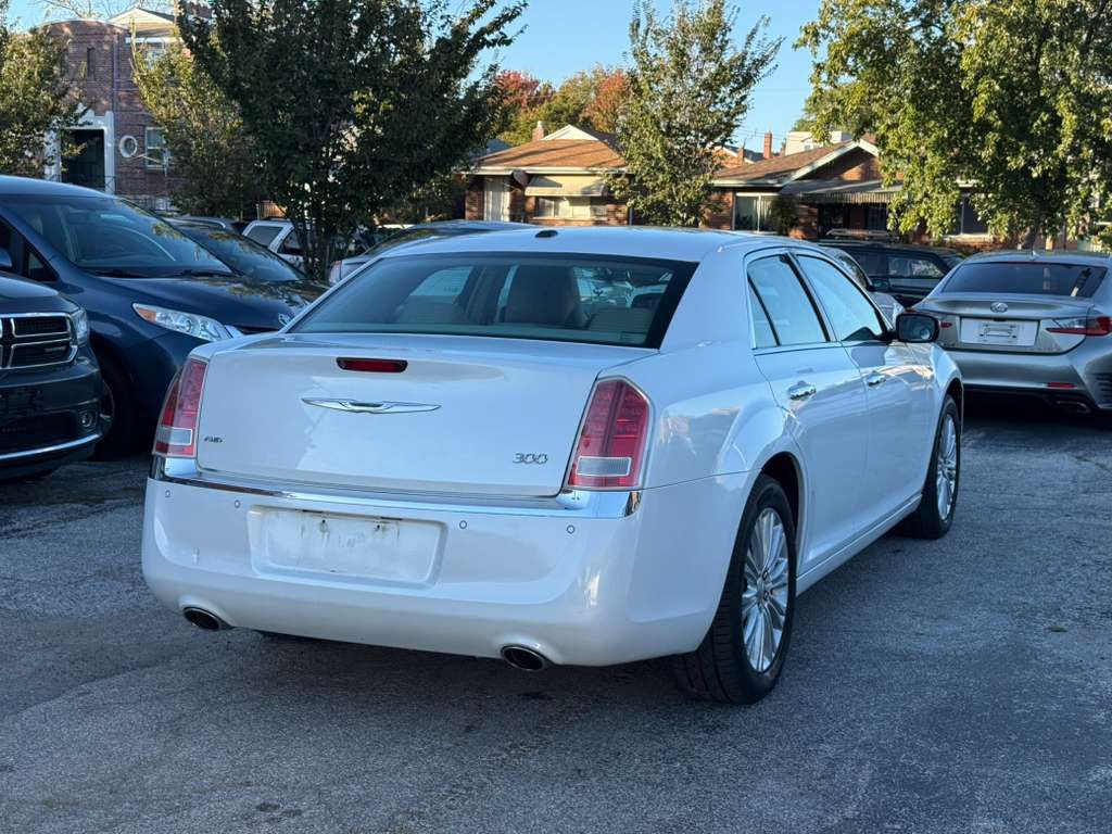 2012 Chrysler 300 Image 4