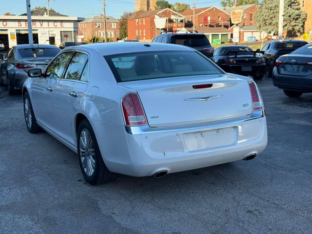 2012 Chrysler 300 Image 5