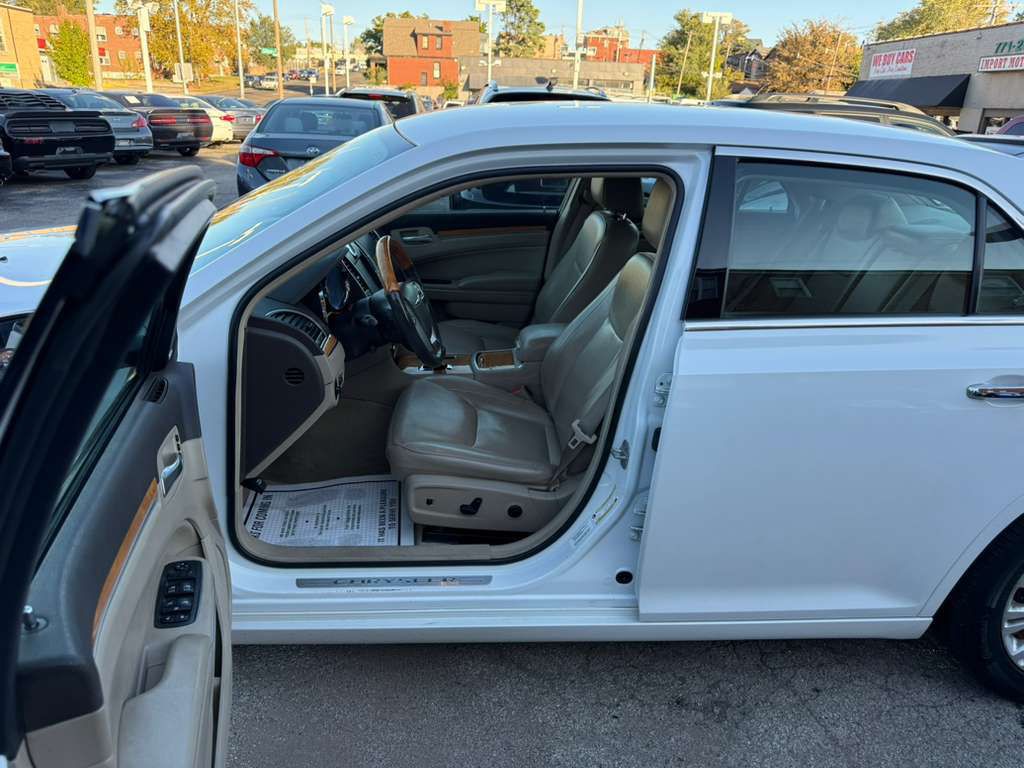 2012 Chrysler 300 Image 10