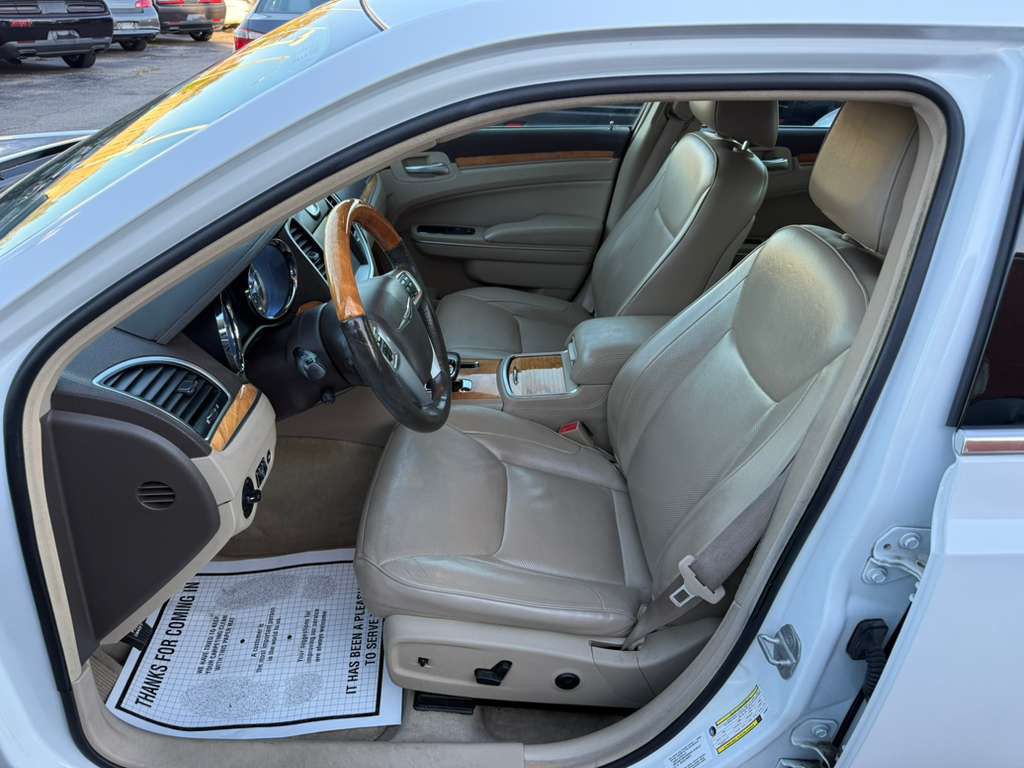 2012 Chrysler 300 Image 11