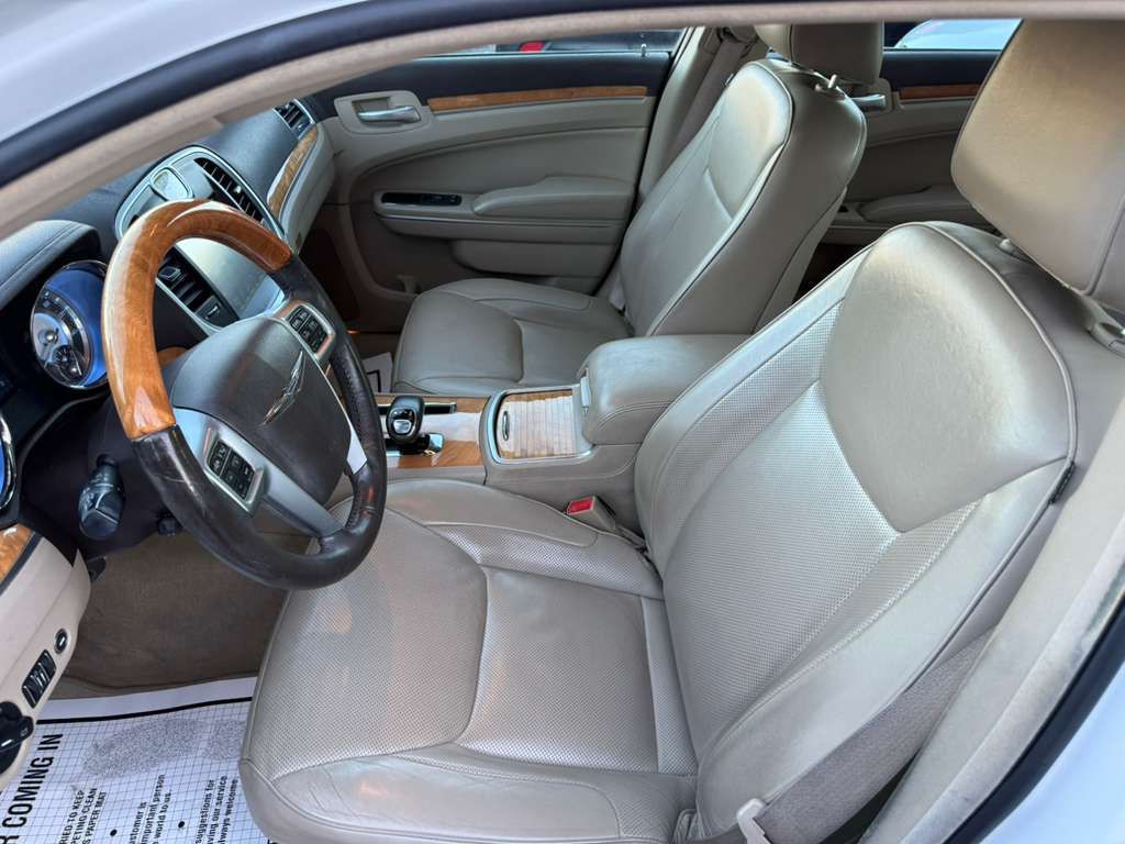 2012 Chrysler 300 Image 12