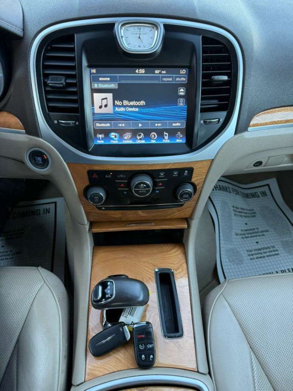 2012 Chrysler 300 Image 15