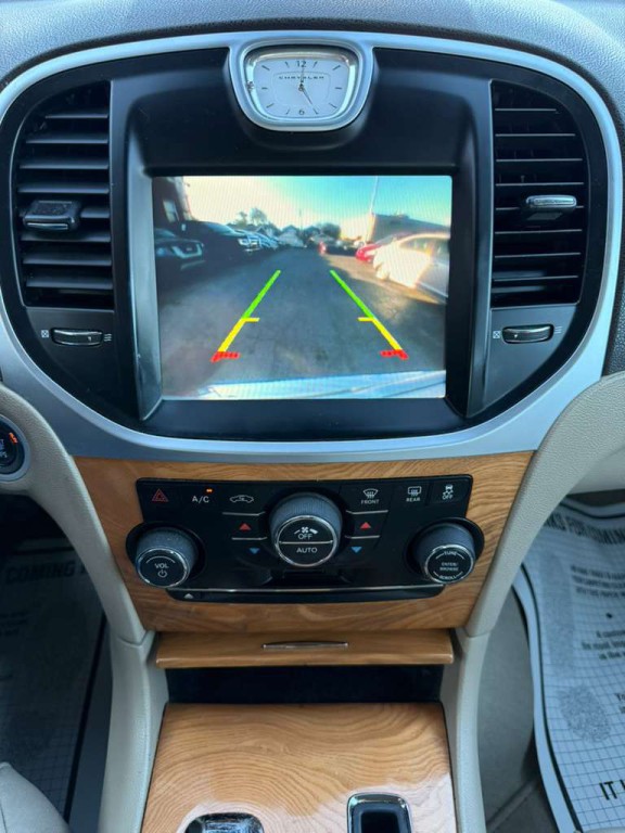 2012 Chrysler 300 Image 16