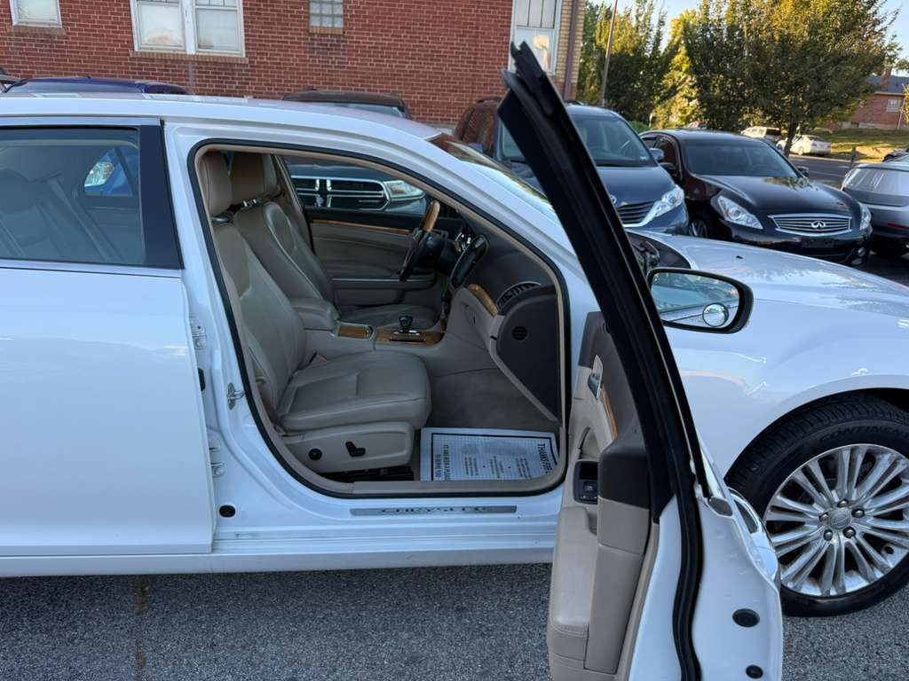 2012 Chrysler 300 Image 17