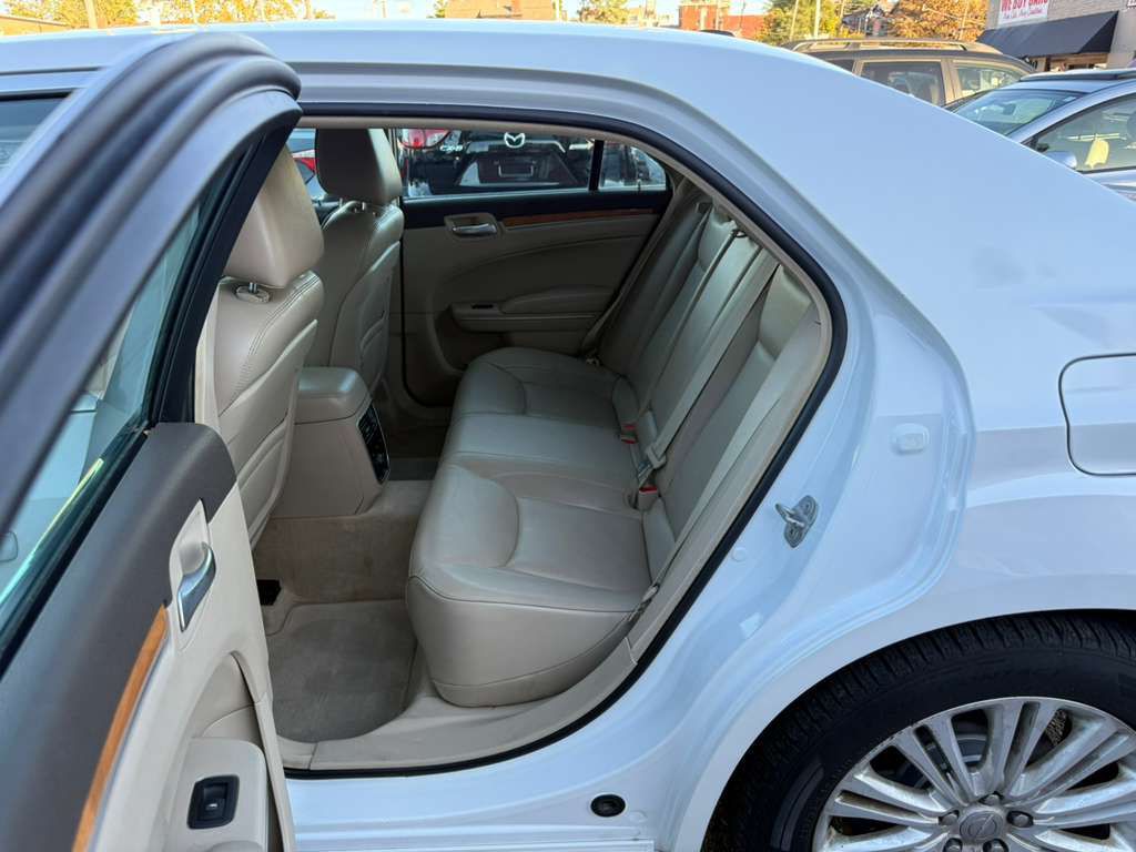 2012 Chrysler 300 Image 21
