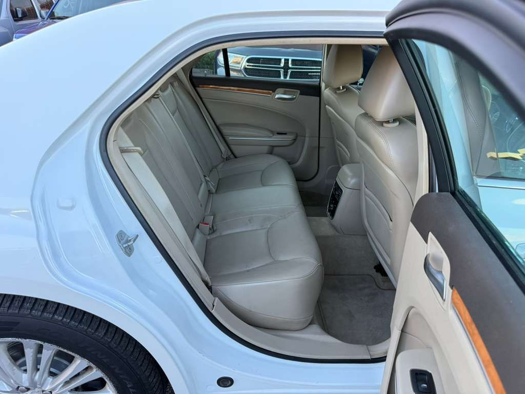 2012 Chrysler 300 Image 22