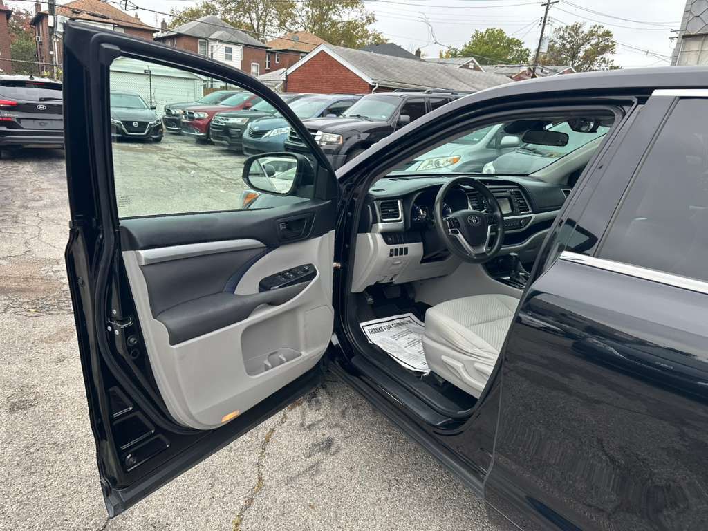 2017 Toyota Highlander Image 9