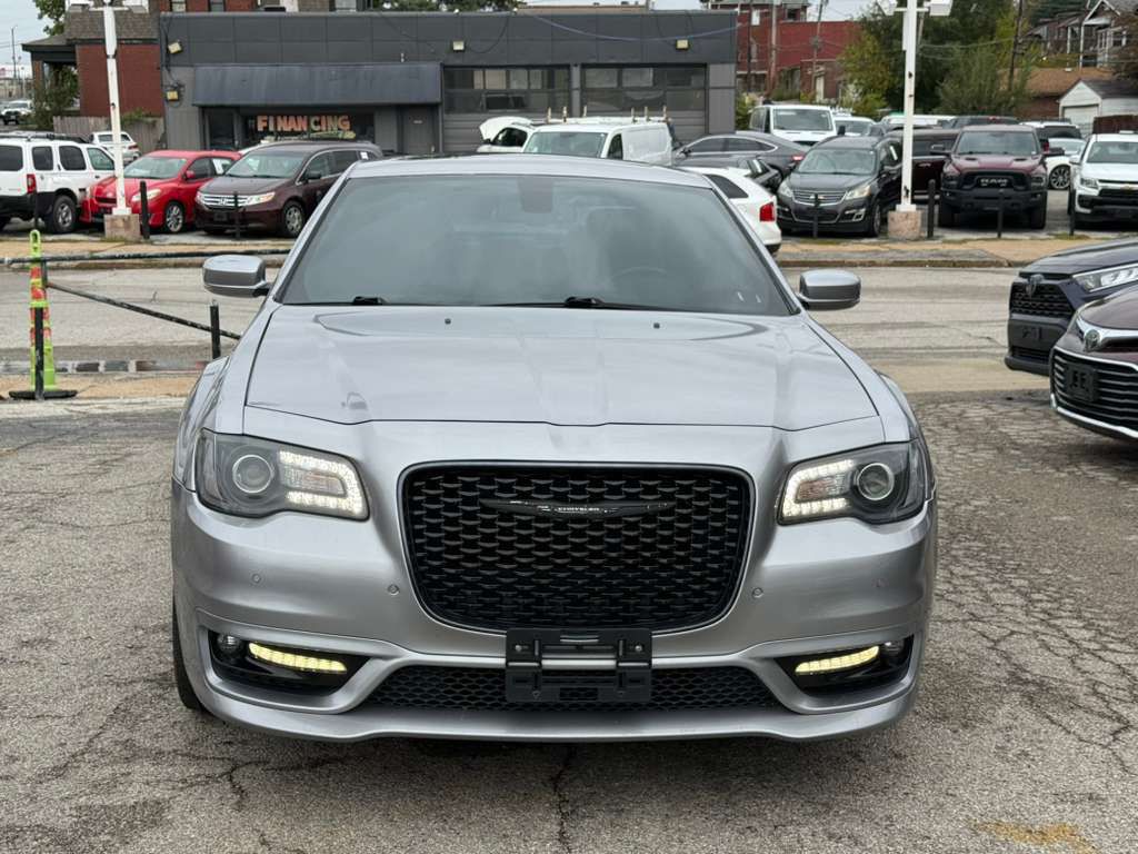 2018 Chrysler 300 Image 2