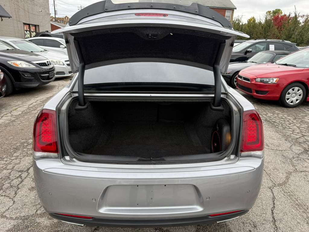 2018 Chrysler 300 Image 8