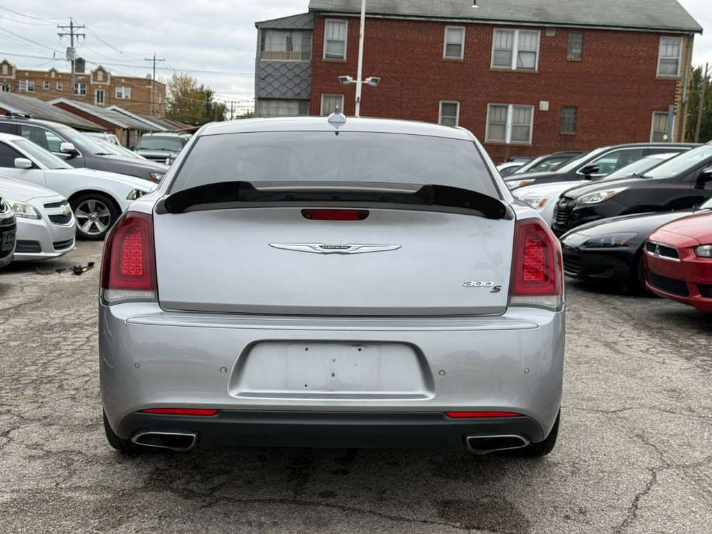 2018 Chrysler 300 Image 9