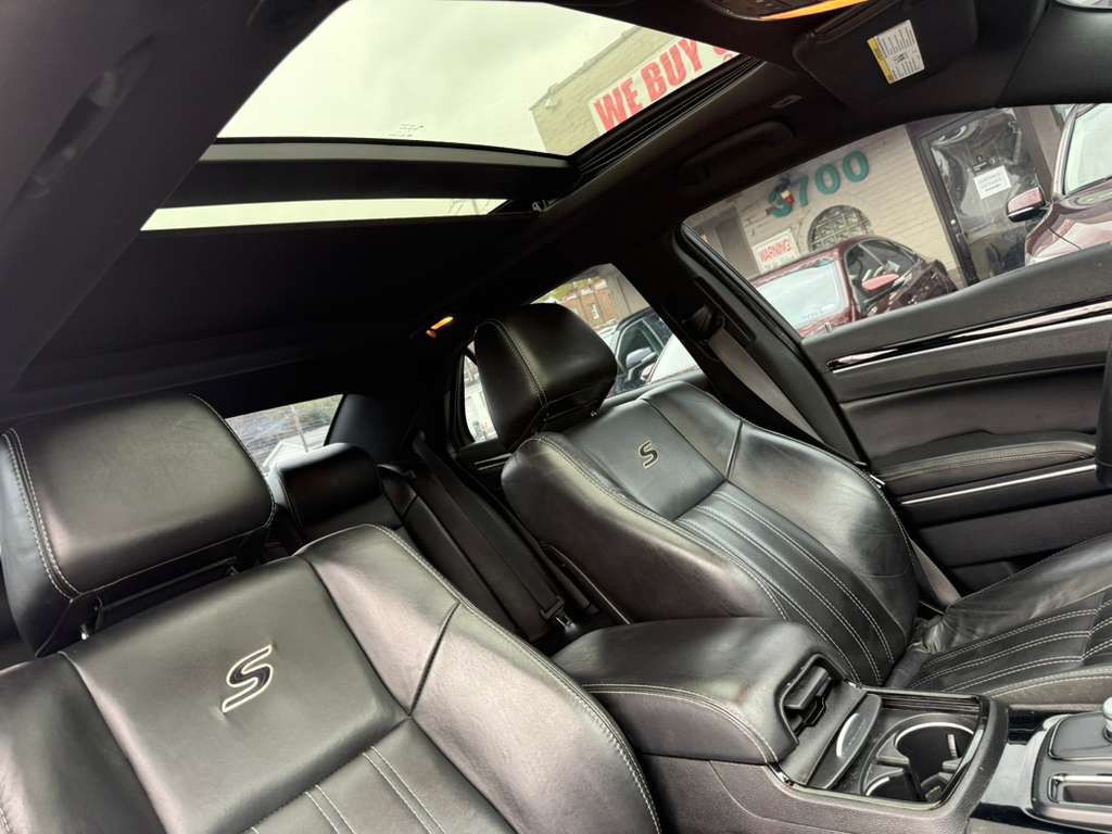 2018 Chrysler 300 Image 16