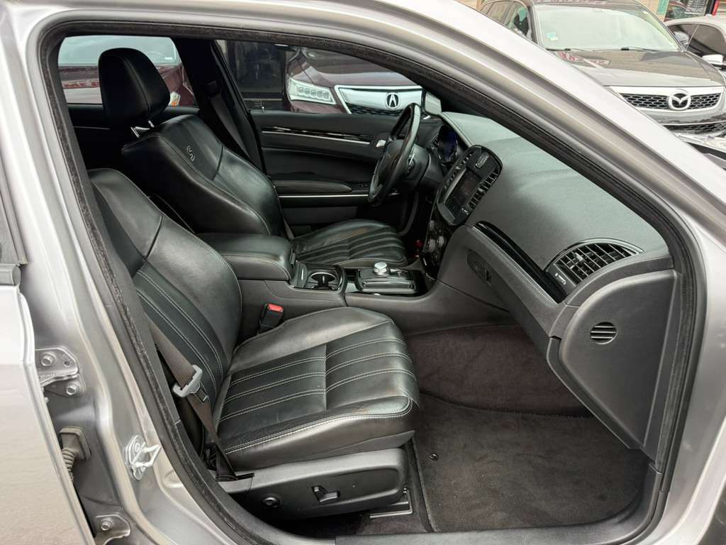 2018 Chrysler 300 Image 18