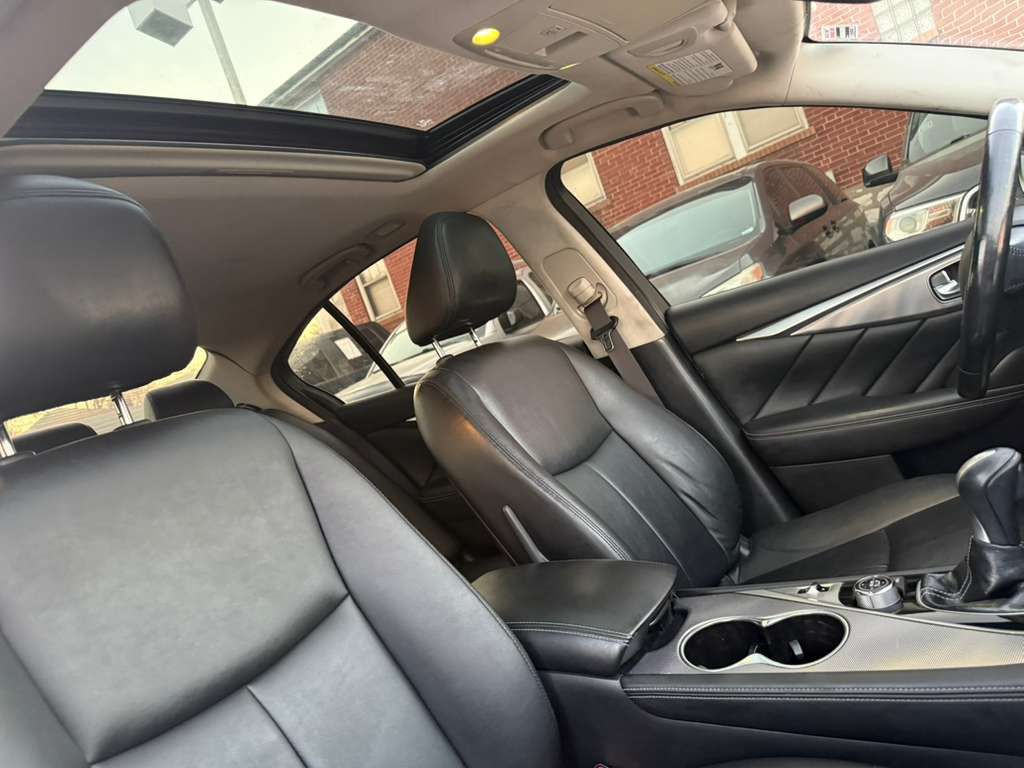 2015 INFINITI Q50 Image 16